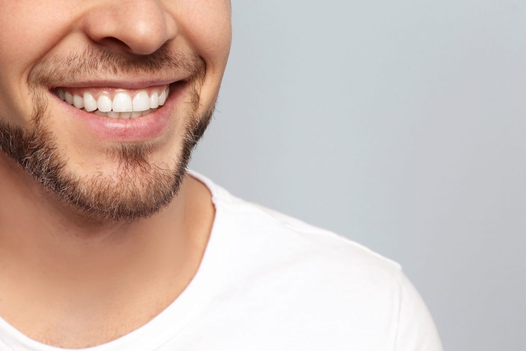 Estética dentária - homem com dentes perfeitos
