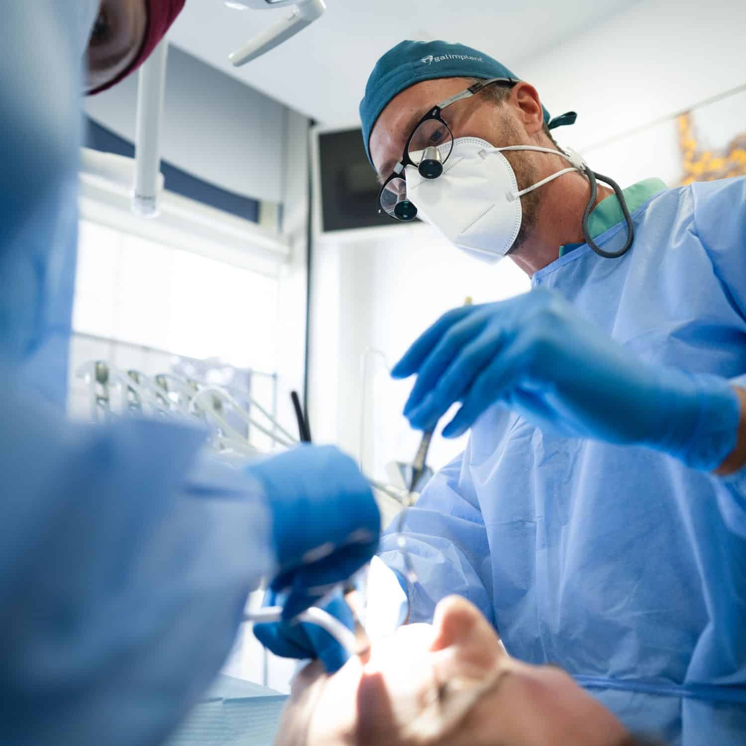 Dr. Pedro Coelho especialista em implantes dentários premium em Oeiras